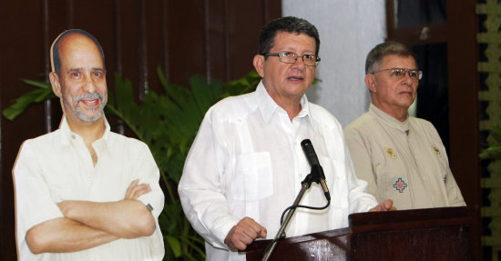 DELEGACIN. Miembros de las FARC durante una conferencia de prensa.