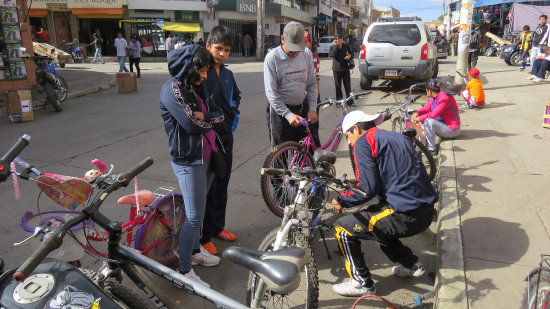 BICICLETAS. Con das de anticipacin la gente se alist para esta jornada.