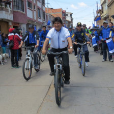 CARAVANA. El presidente Evo Morales estuvo en Sucre por el Da Nacional del Peatn y del Ciclista.