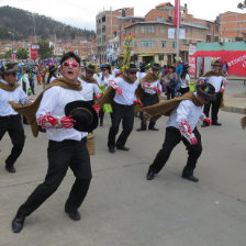 TRADICIN. Los bailarines en el convite de ayer, que pese a los conflictos respecto al recorrido fueron acompaados por varios espectadores.