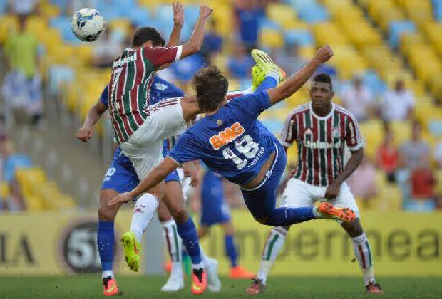 El delantero Marcelo Martins hace la pirueta para anotar un golazo ayer, frente al Fluminense.