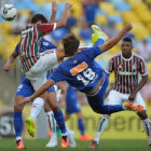 El delantero Marcelo Martins hace la pirueta para anotar un golazo ayer, frente al Fluminense.