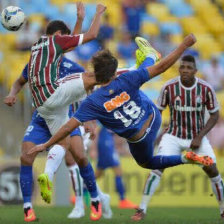 El delantero Marcelo Martins hace la pirueta para anotar un golazo ayer, frente al Fluminense.