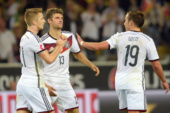 Thomas Mller (c) festeja junto a sus compaeros Marco Reus (i) y Mario Gtze el gol que le dio la victoria a Alemania sobre Escocia.