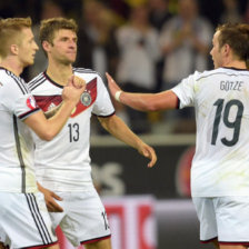 Thomas Mller (c) festeja junto a sus compaeros Marco Reus (i) y Mario Gtze el gol que le dio la victoria a Alemania sobre Escocia.