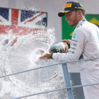 El britnico Lewis Hamilton celebra en el podio luego de vencer en el GP de Italia.