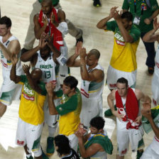 Los jugadores brasileos saludan a los aficionados tras su triunfo.