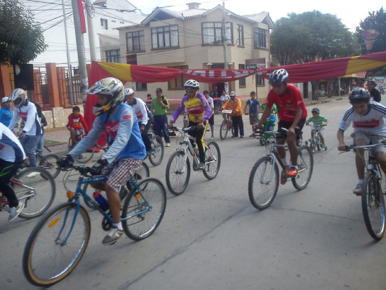 La largada de la categora 4 a 6 de Secundaria; abajo, el podio de la categora Baby, ganada por Michel Amachuy.