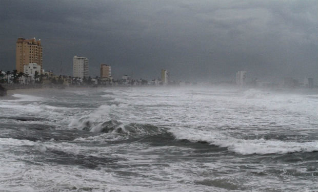 HURACN. El oleaje en la costa del Pacfico mexicano provoc desastres.