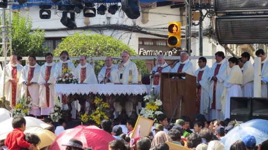 CONGREGACIÓN. Los fieles participaron de los actos litúrgicos centrales en homenaje a la Virgen María de Guadalupe.