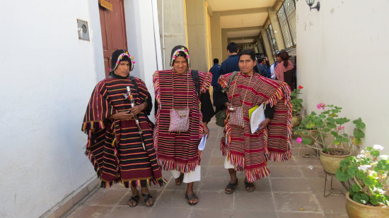 INDÍGENAS. Las autoridades originarias de Yampara Suyu, en una reciente visita a la Comisión de Autonomía de la Asamblea Departamental.