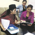 CONFERENCIA. La diputada Paco explica sus denuncias a periodistas de Sucre.