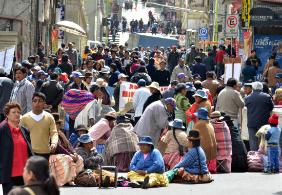 EN LA PAZ. Los jubilados paralizaron ayer el centro urbano de la sede de Gobierno.