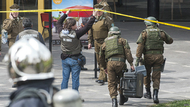 EMERGENCIA. Policías chilenos inspeccionan el lugar tras la explosión en Las Condes.