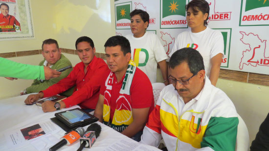 OPOSITORES. Candidatos y dirigentes de UD, en la conferencia de prensa que ofrecieron ayer.