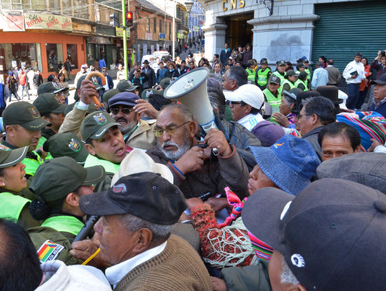 LA PAZ. Los jubilados se enfrentaron a los efectivos policiales ayer, en la Sede de Gobierno.