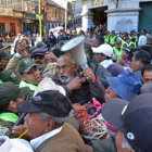 LA PAZ. Los jubilados se enfrentaron a los efectivos policiales ayer, en la Sede de Gobierno.