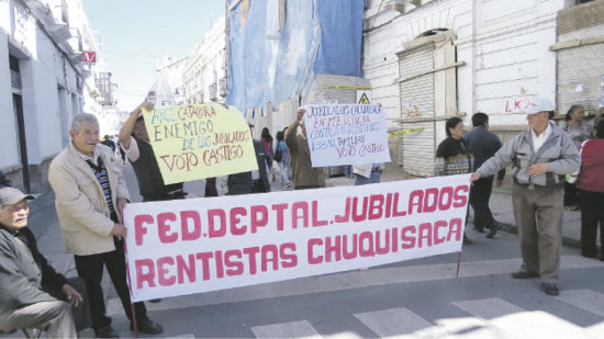 SUCRE. Los jubilados bloquearon, ayer, los ingresos a la plaza 25 de Mayo.