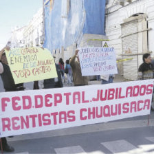 SUCRE. Los jubilados bloquearon, ayer, los ingresos a la plaza 25 de Mayo.