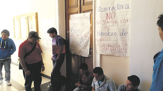 PROTESTA. Alumnos piden retroactivo.