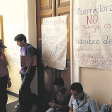 PROTESTA. Alumnos piden retroactivo.