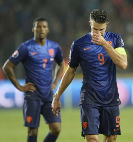 El holands Robin van Persie (d) se lamentan tras la derrota.