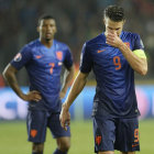 El holands Robin van Persie (d) se lamentan tras la derrota.