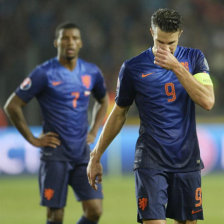 El holands Robin van Persie (d) se lamentan tras la derrota.