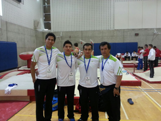 El gimnasta chuquisaqueo Alejandro Chumacero (2d), junto a la delegacin nacional que asisti al Panamericano de Canad.