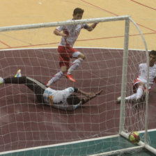 Mauricio Candia anota uno de sus tres goles que le dieron el triunfo a Chuquisaca; al lado, un remate del cuadro orureo al prtico del equipo anfitrin.