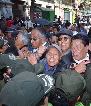 EN LA PAZ. Personas de la tercera edad forcejearon con policas que pretendieron evitar que su bloqueo se extendiera.