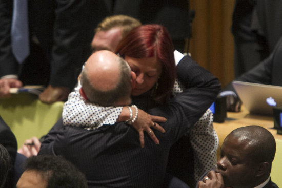 CELEBRACIN. El canciller de Argentina, Hctor Timerman, abraza a la embajadora Mara Perceval.