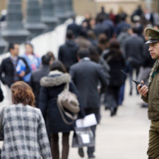 SEGURIDAD. Un polica custodia una plaza en Santiago tras el atentado del lunes.