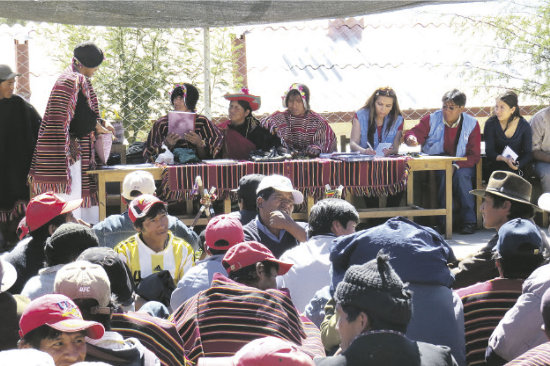 ENCUENTRO. Las autoridades originarias de Yampara Suyu y sus bases informan sobre su situacin a los representantes del Alto Comisionado de la ONU.