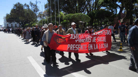 PROTESTA. Por tercer da, los jubilados paralizaron el centro de la ciudad de Sucre.