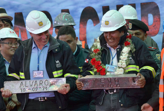 PLANTA. Evo recibe lingotes de plomo.