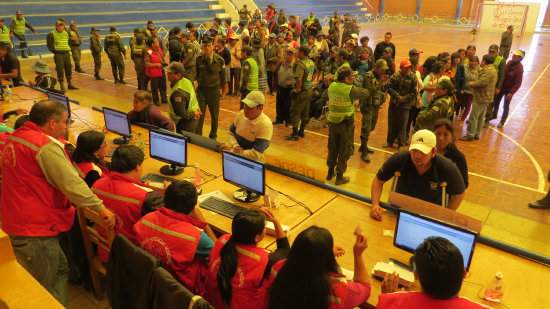 SISTEMA. La Alcalda instal 14 puestos de venta dentro del coliseo Edgar Cojintos.