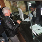 AUTORIDAD. El gobernador cruceo Rubn Costas, ayer, en la ventanilla de recepcin del TCP.