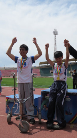 El podio de la categora 100 metros para discapacidad fsica; abajo, los ganadores de la prueba 400 metros de Sndrome de Down.