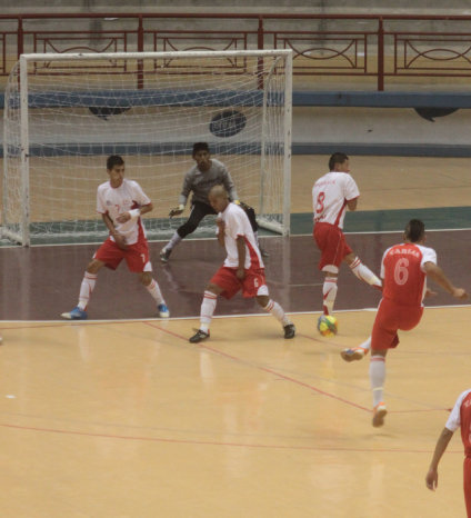 Tarija fue ms contundente anoche que Chuquisaca, en el partido que ambas selecciones disputaron en el Polideportivo, por un boleto a la final.