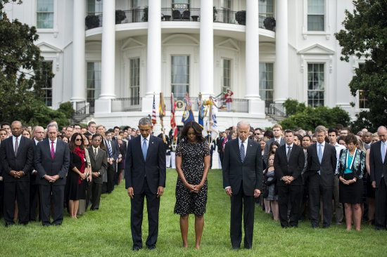 HOMENAJE. El presidente de Estados Unidos, Barack Obama, su esposa, Michelle Obama, y el vicepresidente, Joseph Biden, ayer.