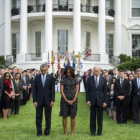 HOMENAJE. El presidente de Estados Unidos, Barack Obama, su esposa, Michelle Obama, y el vicepresidente, Joseph Biden, ayer.