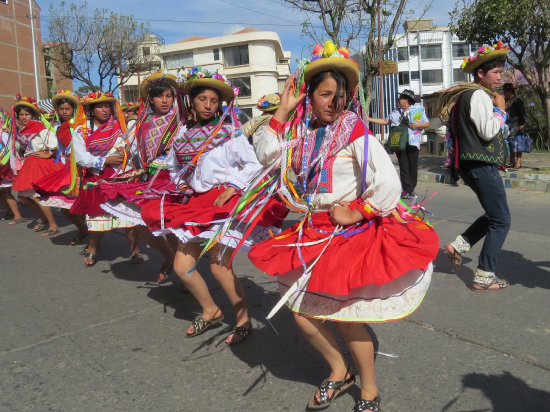 CULTURA. Los pobladores y residentes de la provincia Azurduy mostraron la danza tradicional de la marcada de ganado.