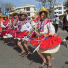 CULTURA. Los pobladores y residentes de la provincia Azurduy mostraron la danza tradicional de la marcada de ganado.