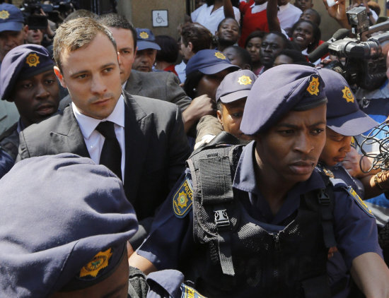 El atleta sudafricano Oscar Pistorius (i) camino a la audiencia.