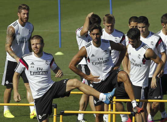 Los jugadores del Real Madrid en el entrenamientos de ayer.