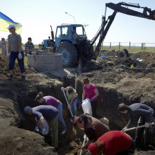 TENSIN. Voluntarios ucranianos cavan una zanja como parte de las medidas para defender la integridad territorial de Ucrania contra Rusia.