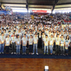 CLAUSURA. El presidente Evo Morales y los estudiantes ganadores durante la clausura de la Cuarta Olimpiada Cientfica Estudiantil en Santa Cruz.