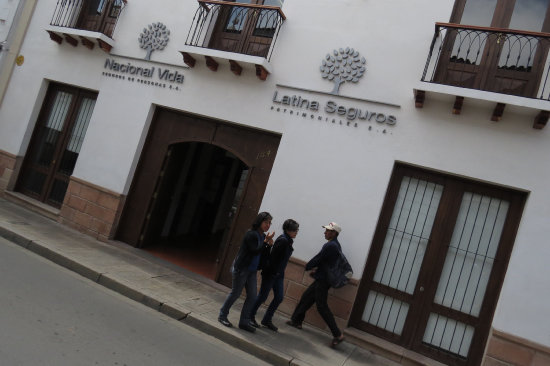 OFICINAS. Nacional Vida atiende en la Calle Bustillos N 154 (frente al Club de la Unin).