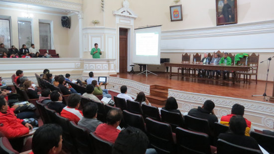 COLOQUIO. El gobernador de Santa Cruz, Rubn Costas, y otros funcionarios explican la propuesta de los cruceos en un coloquio organizado por la Alcalda de Sucre. Ocurri el pasado viernes.